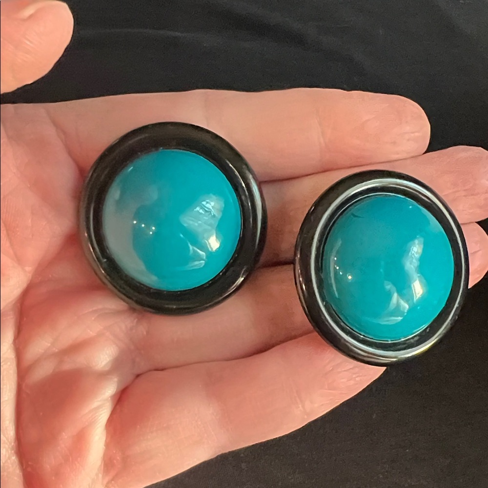Bold 80s Button Earrings 🥰